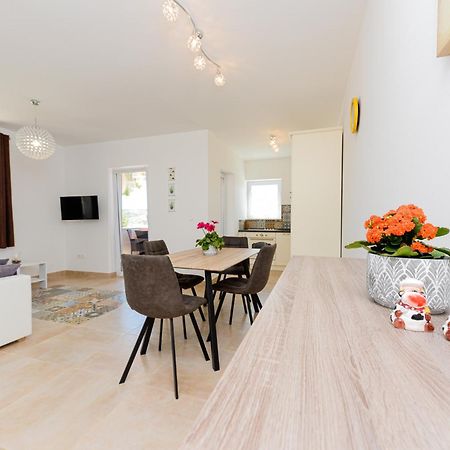 Apartments Amfora - Cozy And Modern Apartments For Up To 15 People, 100M From The Sea And Beach Stara Novalja Extérieur photo