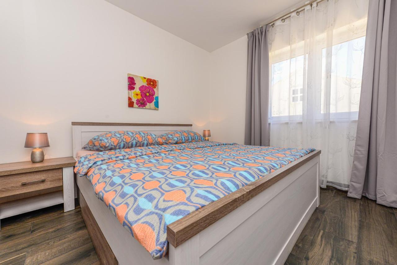 Apartments Amfora - Cozy And Modern Apartments For Up To 15 People, 100M From The Sea And Beach Stara Novalja Extérieur photo