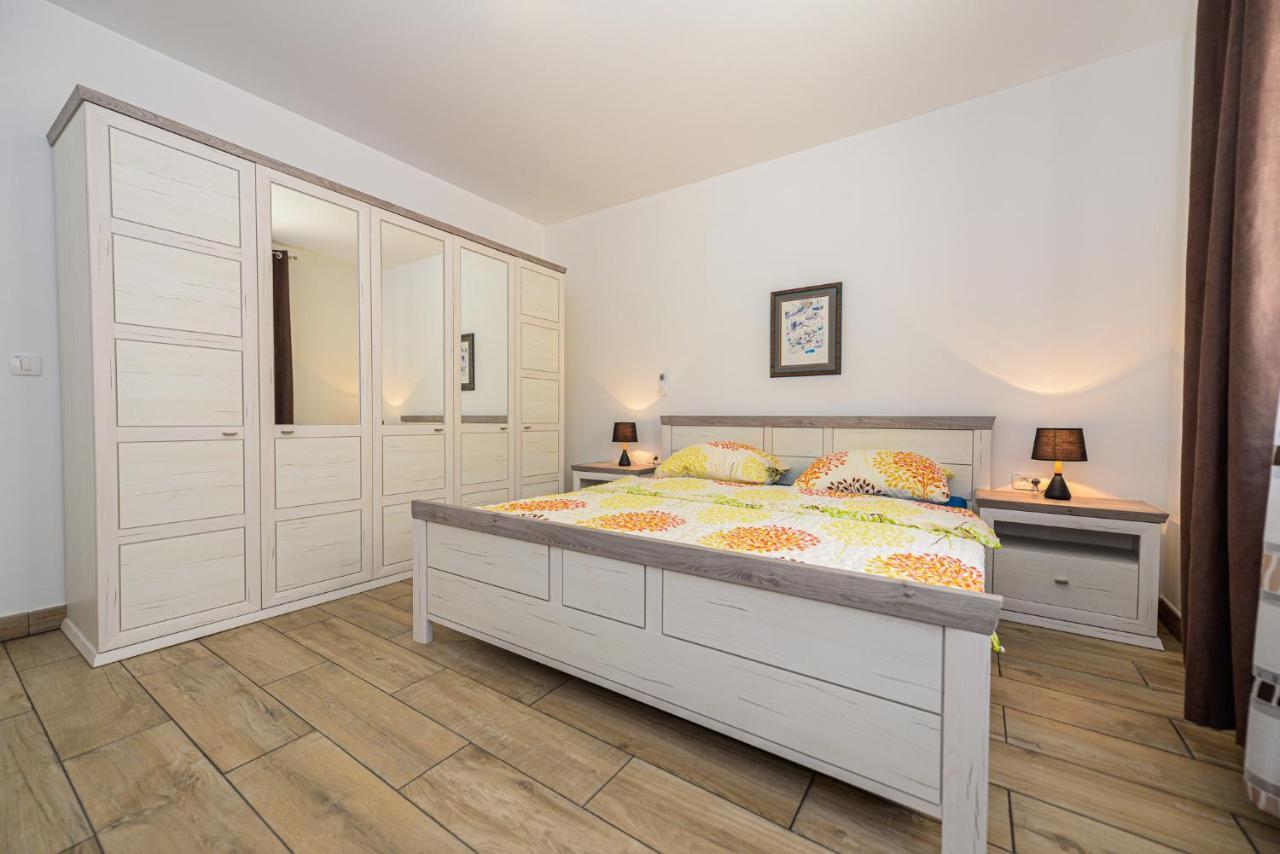 Apartments Amfora - Cozy And Modern Apartments For Up To 15 People, 100M From The Sea And Beach Stara Novalja Extérieur photo