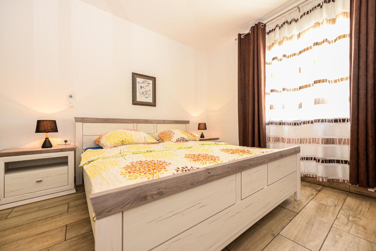 Apartments Amfora - Cozy And Modern Apartments For Up To 15 People, 100M From The Sea And Beach Stara Novalja Extérieur photo