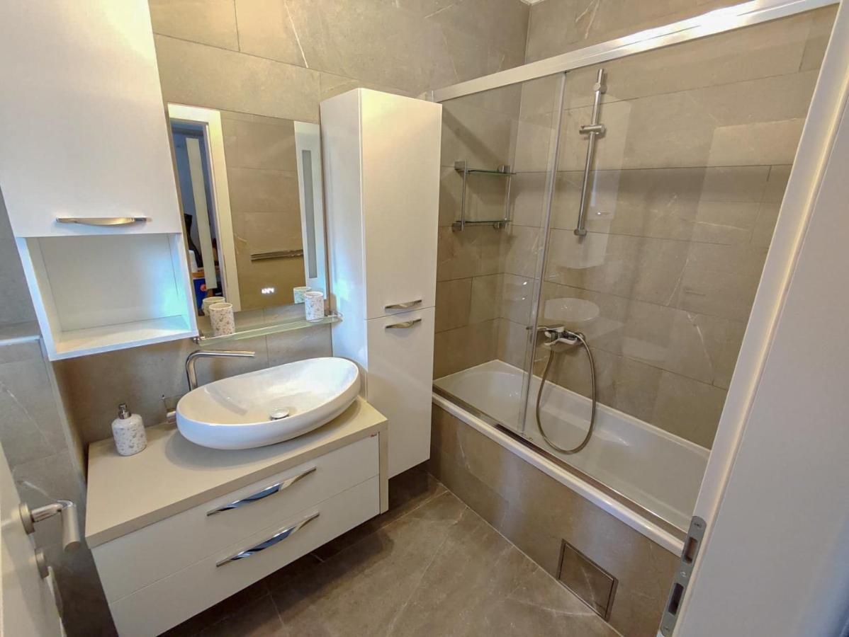 Apartments Amfora - Cozy And Modern Apartments For Up To 15 People, 100M From The Sea And Beach Stara Novalja Extérieur photo