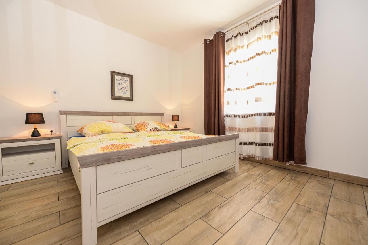 Apartments Amfora - Cozy And Modern Apartments For Up To 15 People, 100M From The Sea And Beach Stara Novalja Extérieur photo