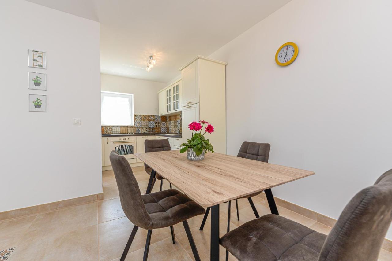 Apartments Amfora - Cozy And Modern Apartments For Up To 15 People, 100M From The Sea And Beach Stara Novalja Extérieur photo