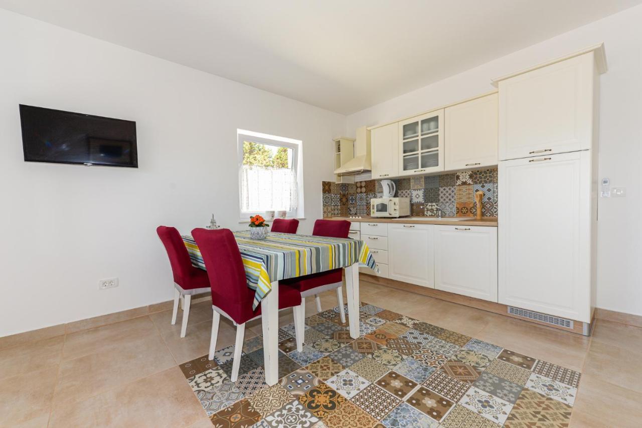 Apartments Amfora - Cozy And Modern Apartments For Up To 15 People, 100M From The Sea And Beach Stara Novalja Extérieur photo